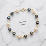 Pulsera perlas de río blancas y negras