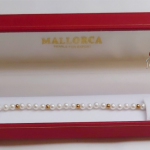 Pulsera perlas Mallorca bolitas doradas.
