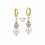 Aros huggies perlas grises y blancas.