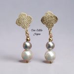 Aros flor perlas grises y blancas.