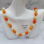 Collar naranja broche timón.