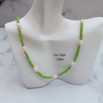 Collar cristales verdes y perlas.