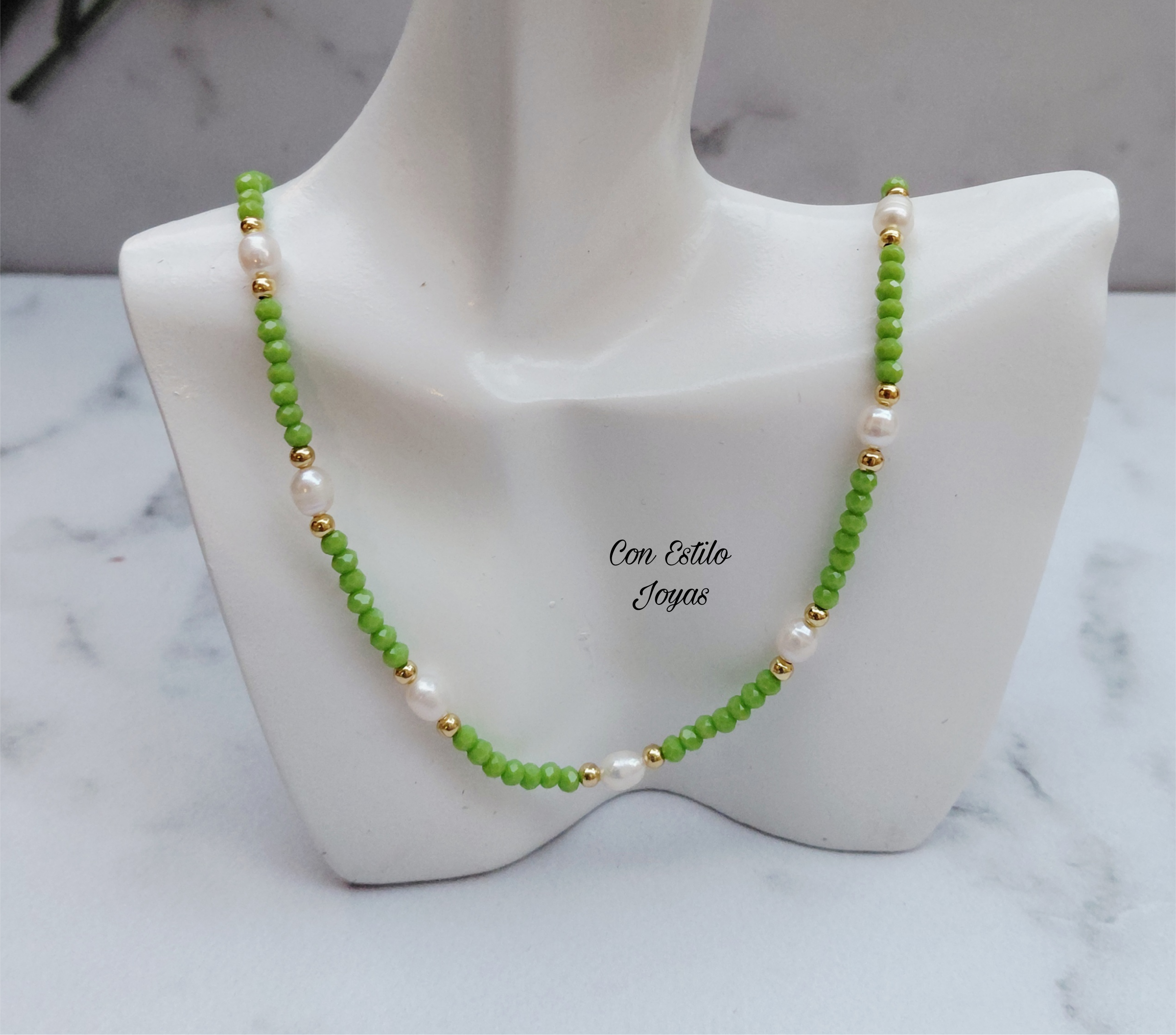 Picsart_26-05-15_03-57-14-512 Collar cristales verdes y perlas. - Imagen 1