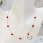Collar coral rojo.