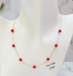 Collar coral rojo.